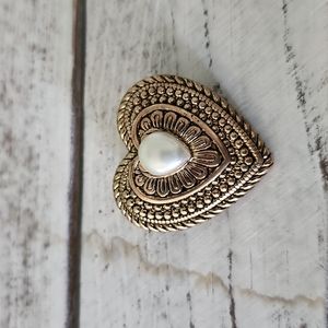 Taiwan  heart brooch (f26)